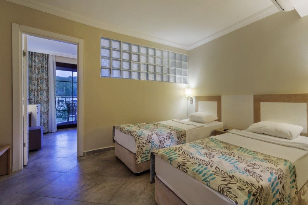 rooms-family-room-land-view