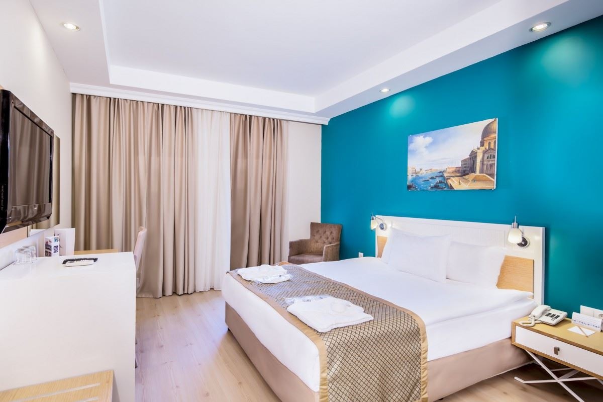 rooms-family-room-land-view