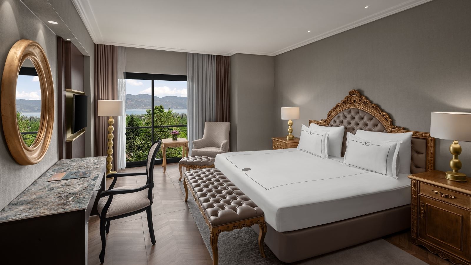 rooms-senior-suit-oda