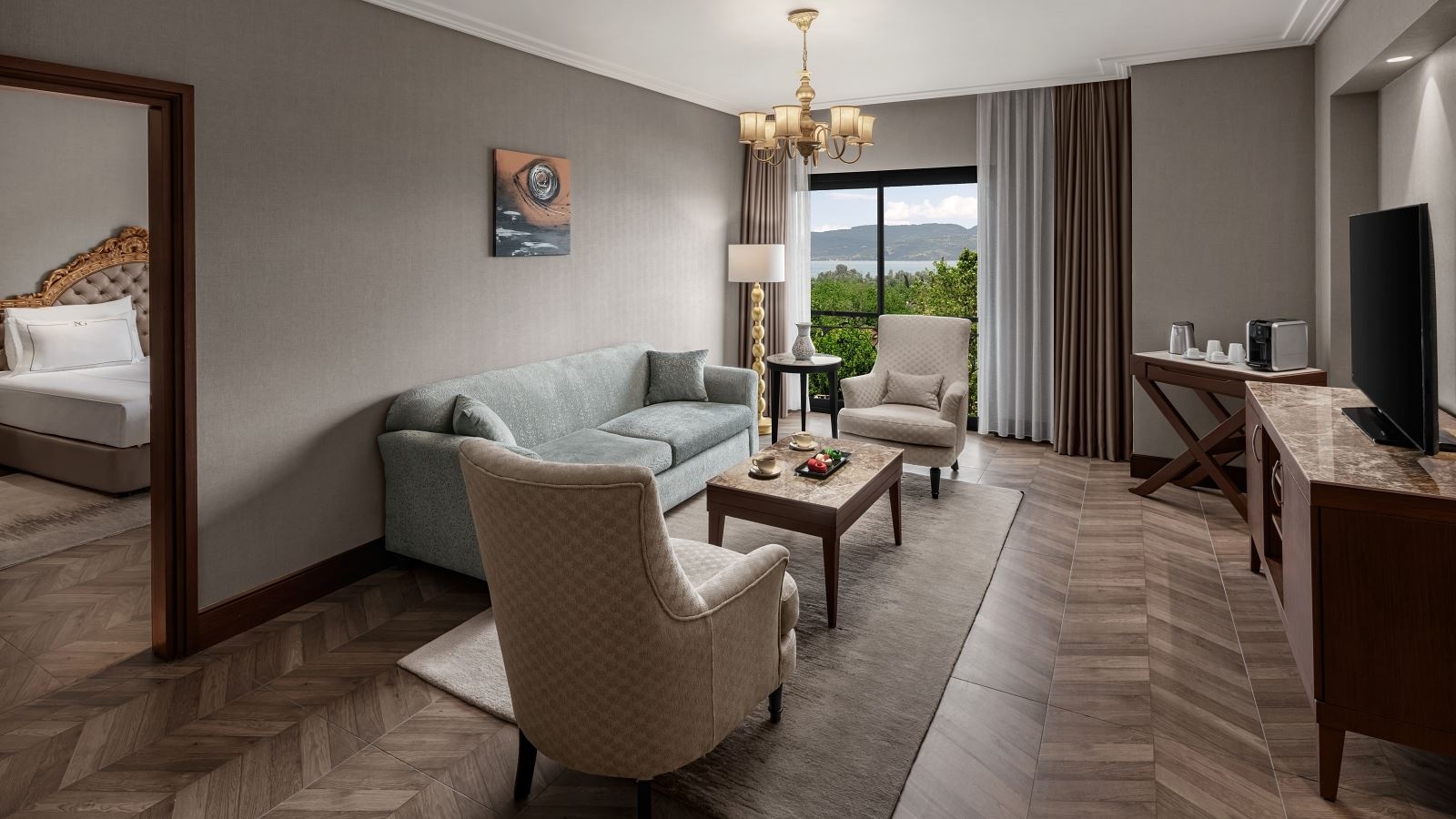 rooms-senior-suit-oda