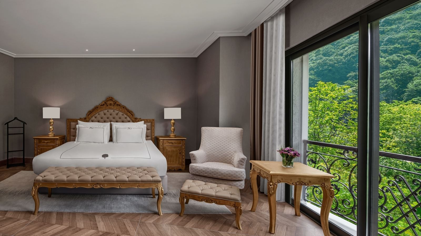 rooms-senior-suit-oda