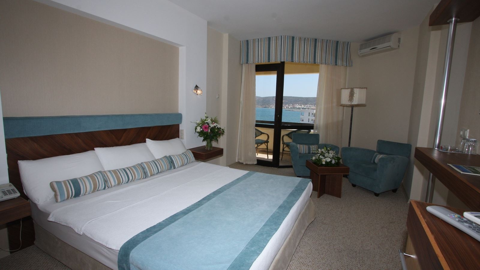 rooms-room-standard-sideseaview-balcony