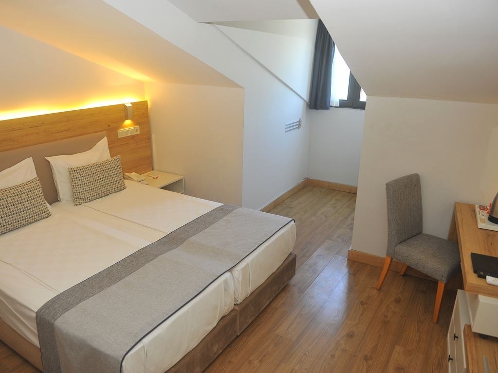 rooms-club-building-loft-room