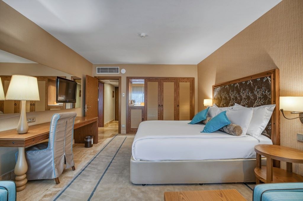 rooms-deluxe-family-room