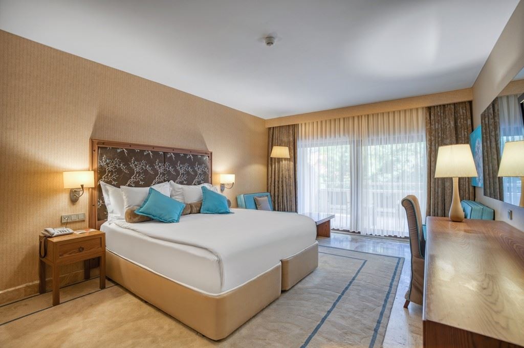 rooms-deluxe-family-room