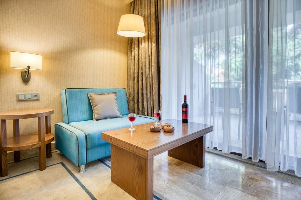 rooms-deluxe-family-room