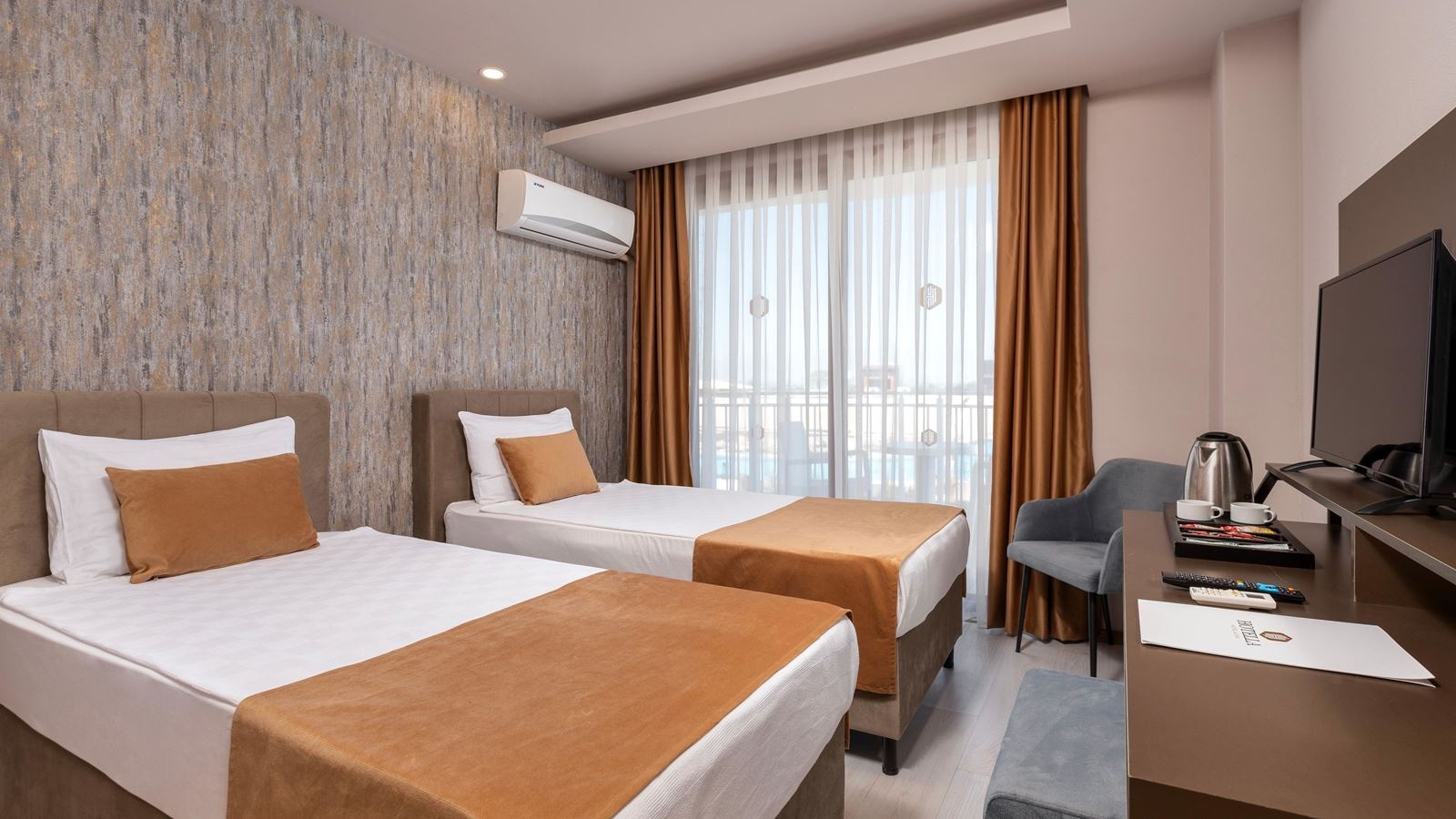 rooms-club-room-with-french-balcony