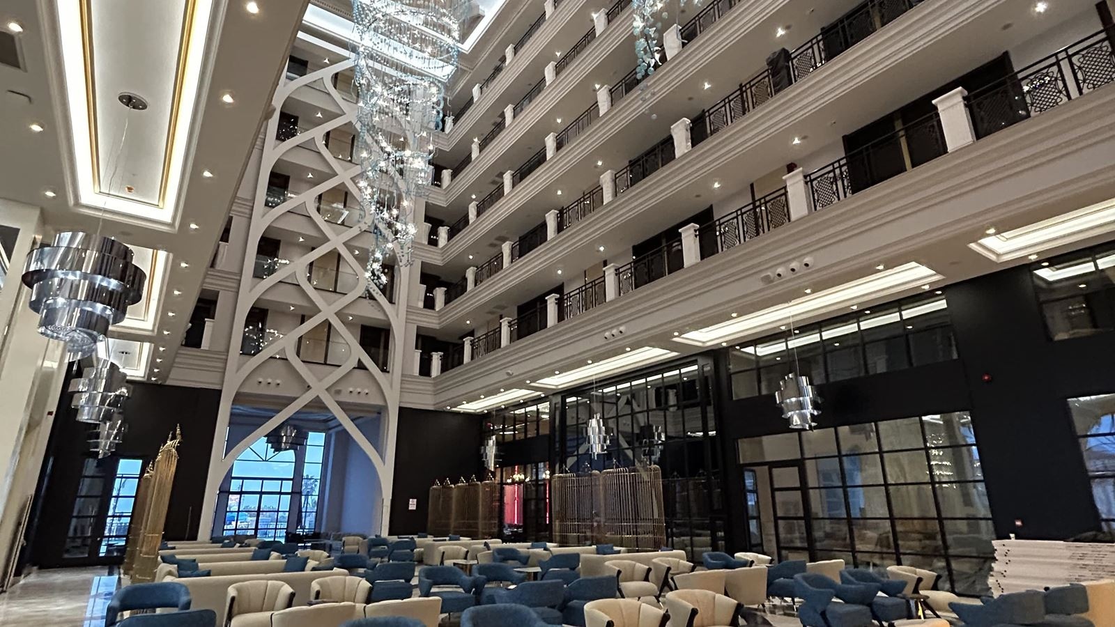 bars-queen-lobby-bar