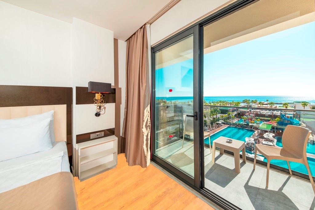 rooms-deluxe-suite-room