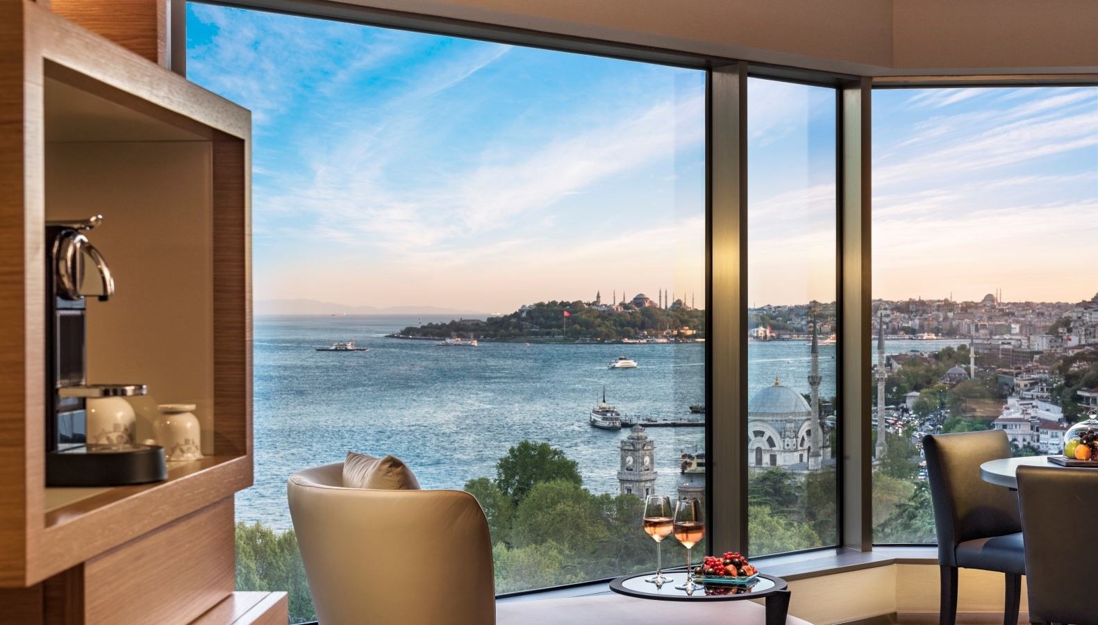 rooms-suite-deluxe-city-view