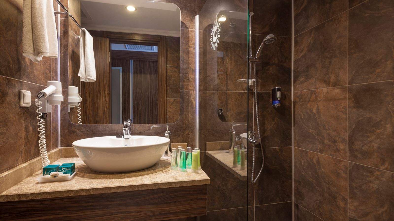 rooms-hotel-standard-room-land-view