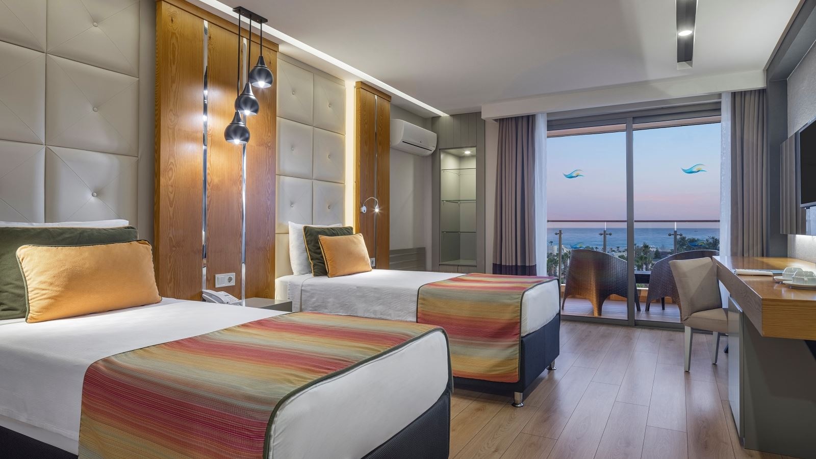 rooms-deluxe-deniz-manzarali-aile-odasi