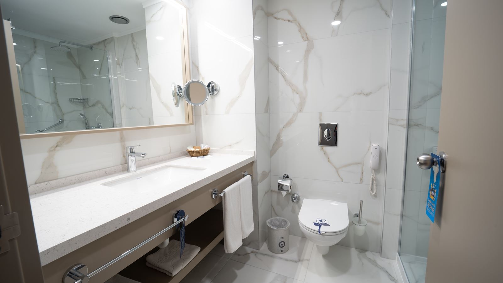 rooms-family-room-1-bedroom-with-balcony