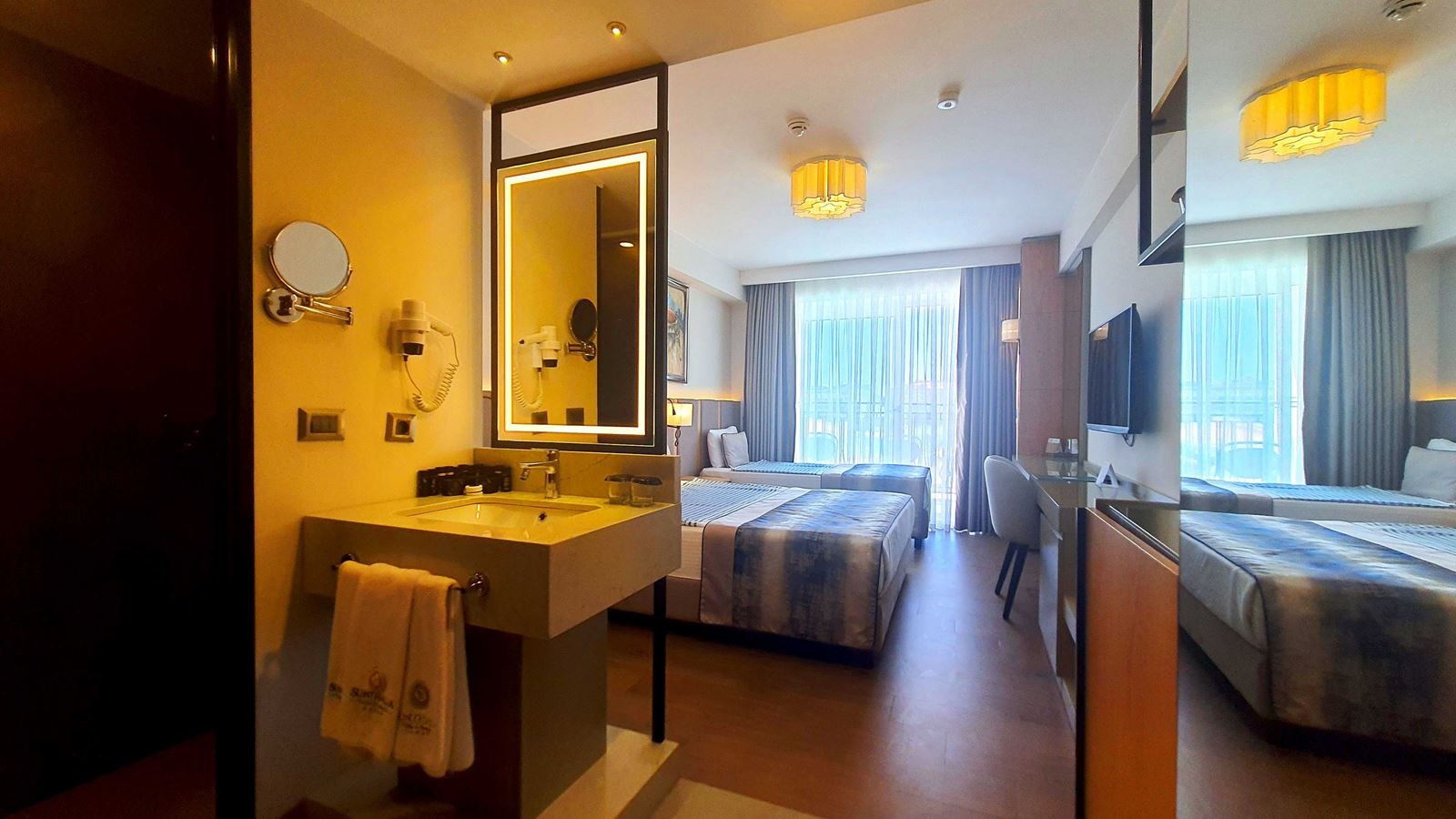 rooms-standard-room-pool-view