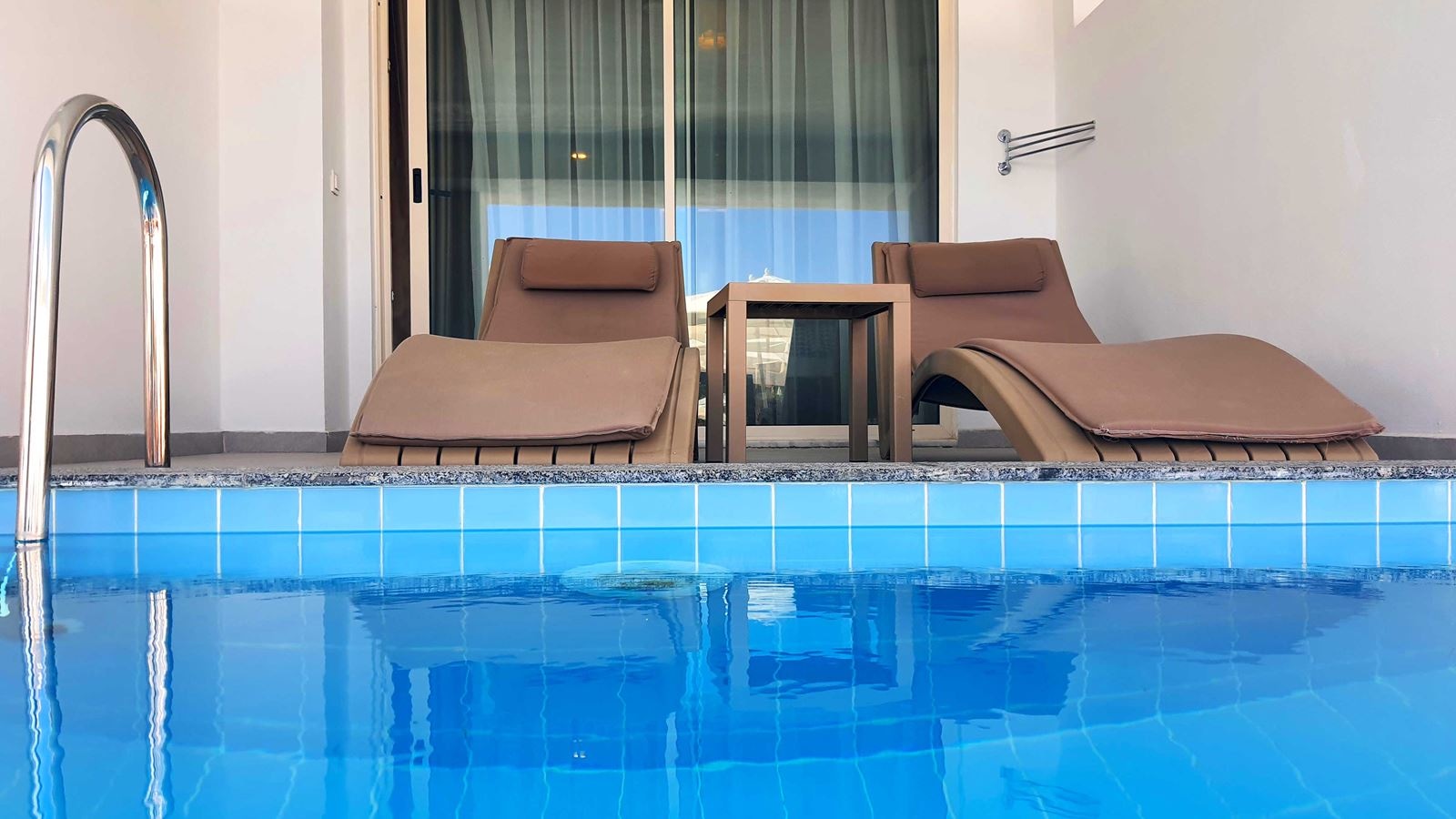 rooms-swim-up-deluxe-room