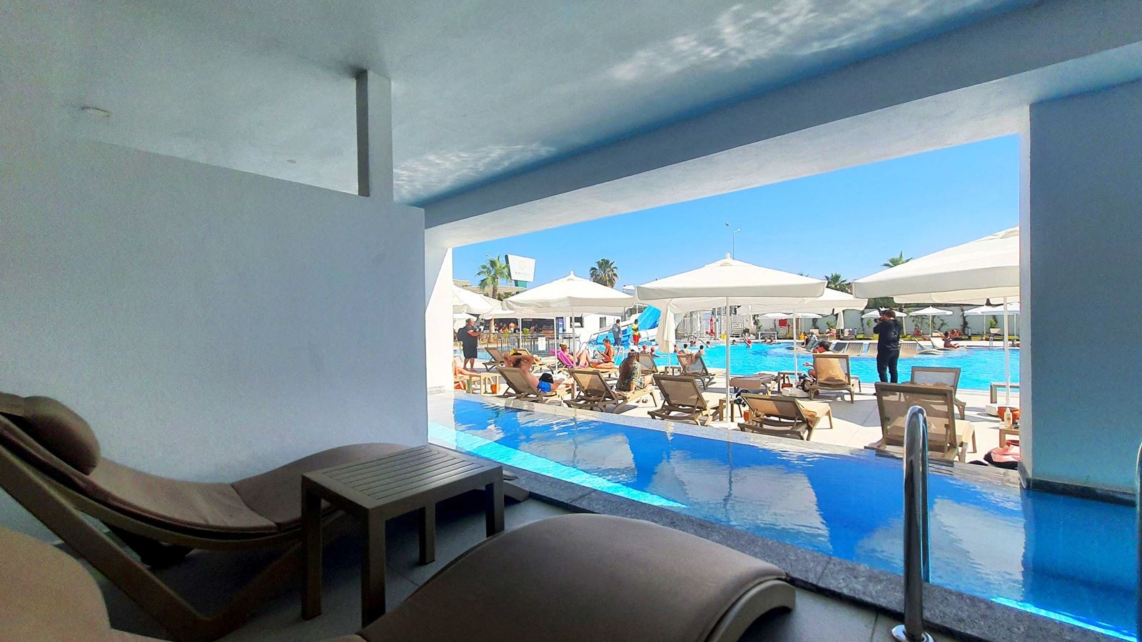 rooms-swim-up-deluxe-room