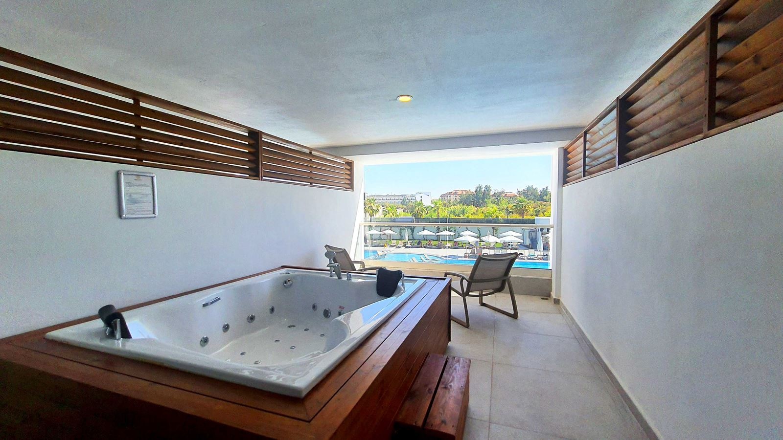 rooms-deluxe-room-with-jacuzzi-private-terrace-and-pool-view