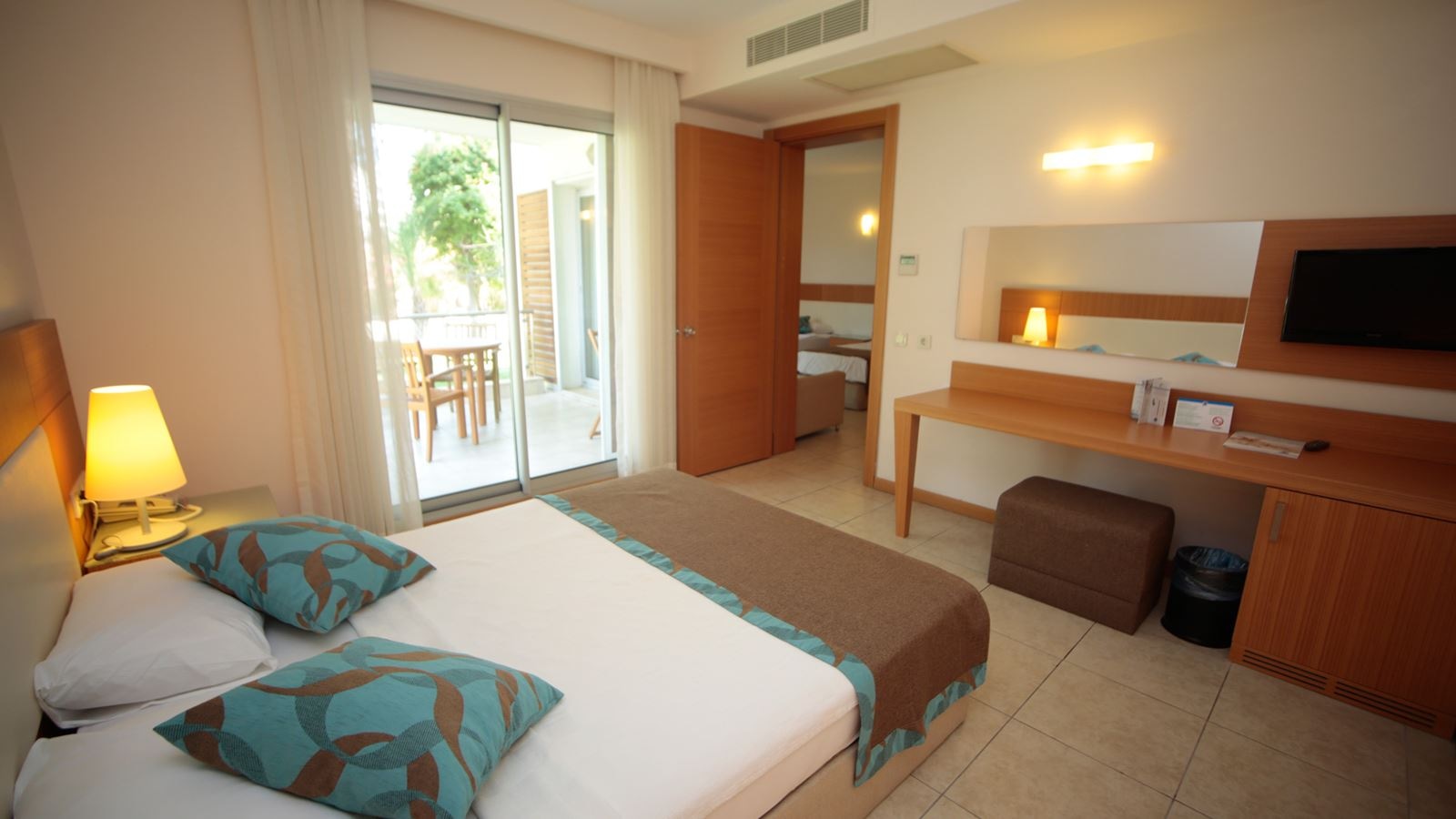 rooms-superior-family-room