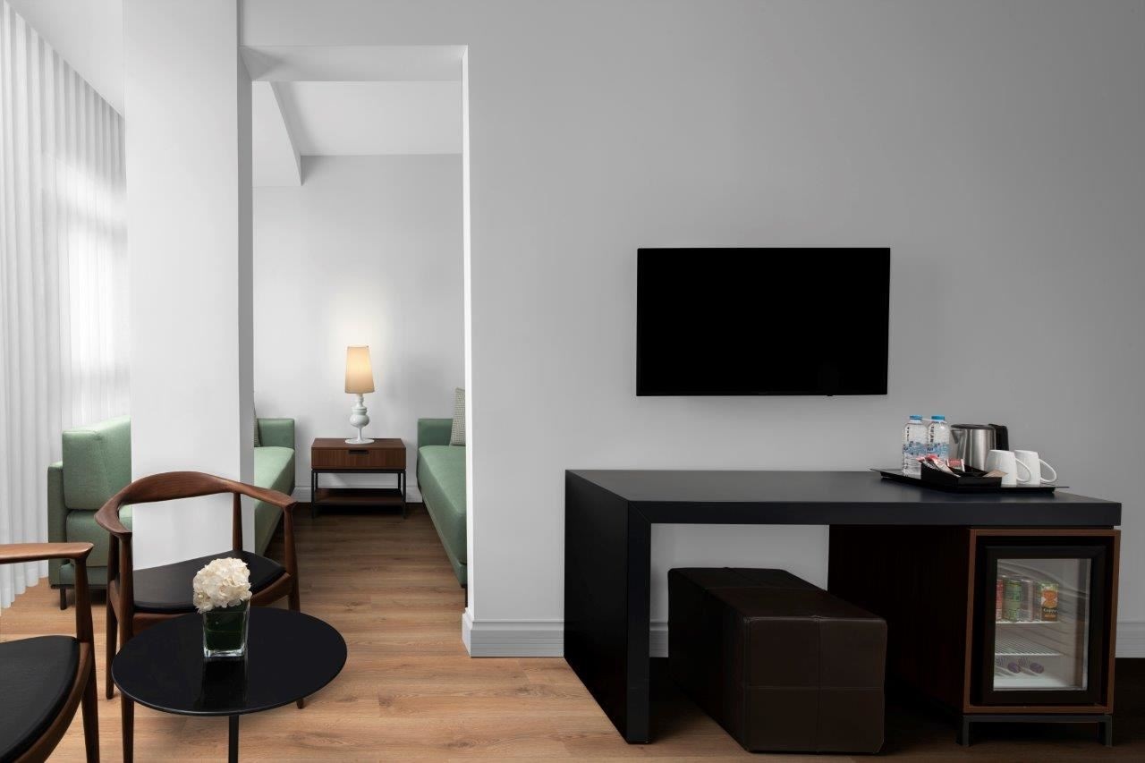 rooms-deluxe-family-room-french