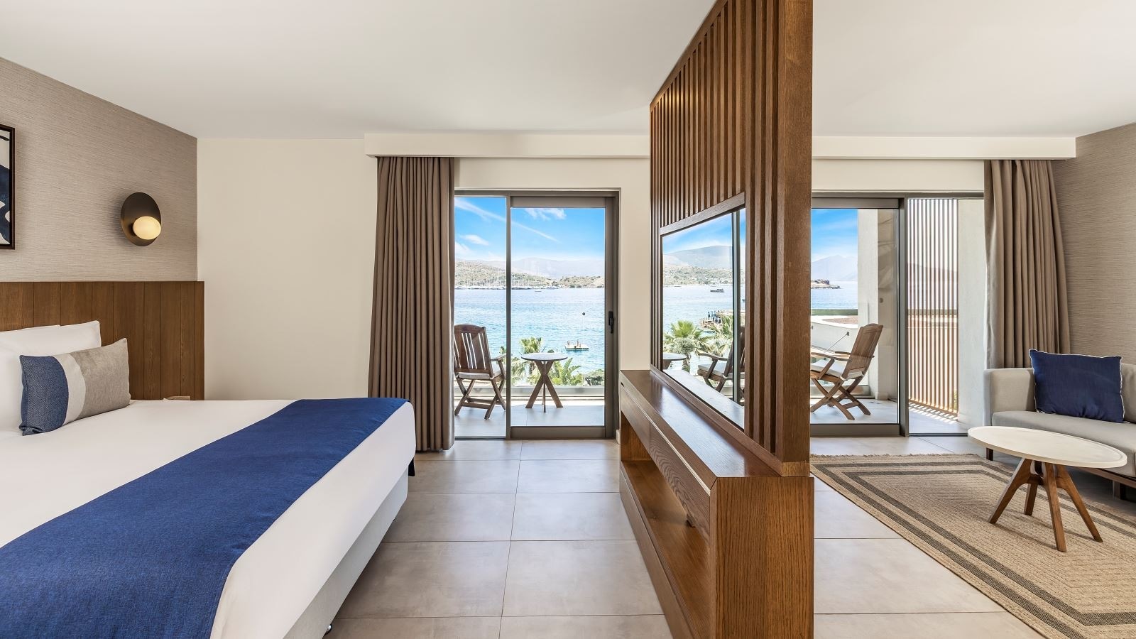 rooms-family-room-sea-view