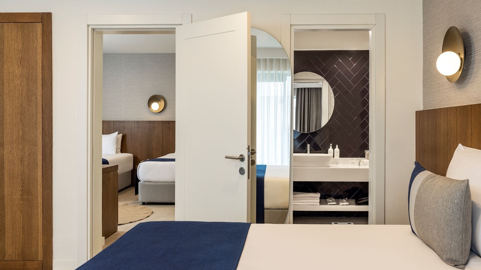 rooms-family-room-land-view