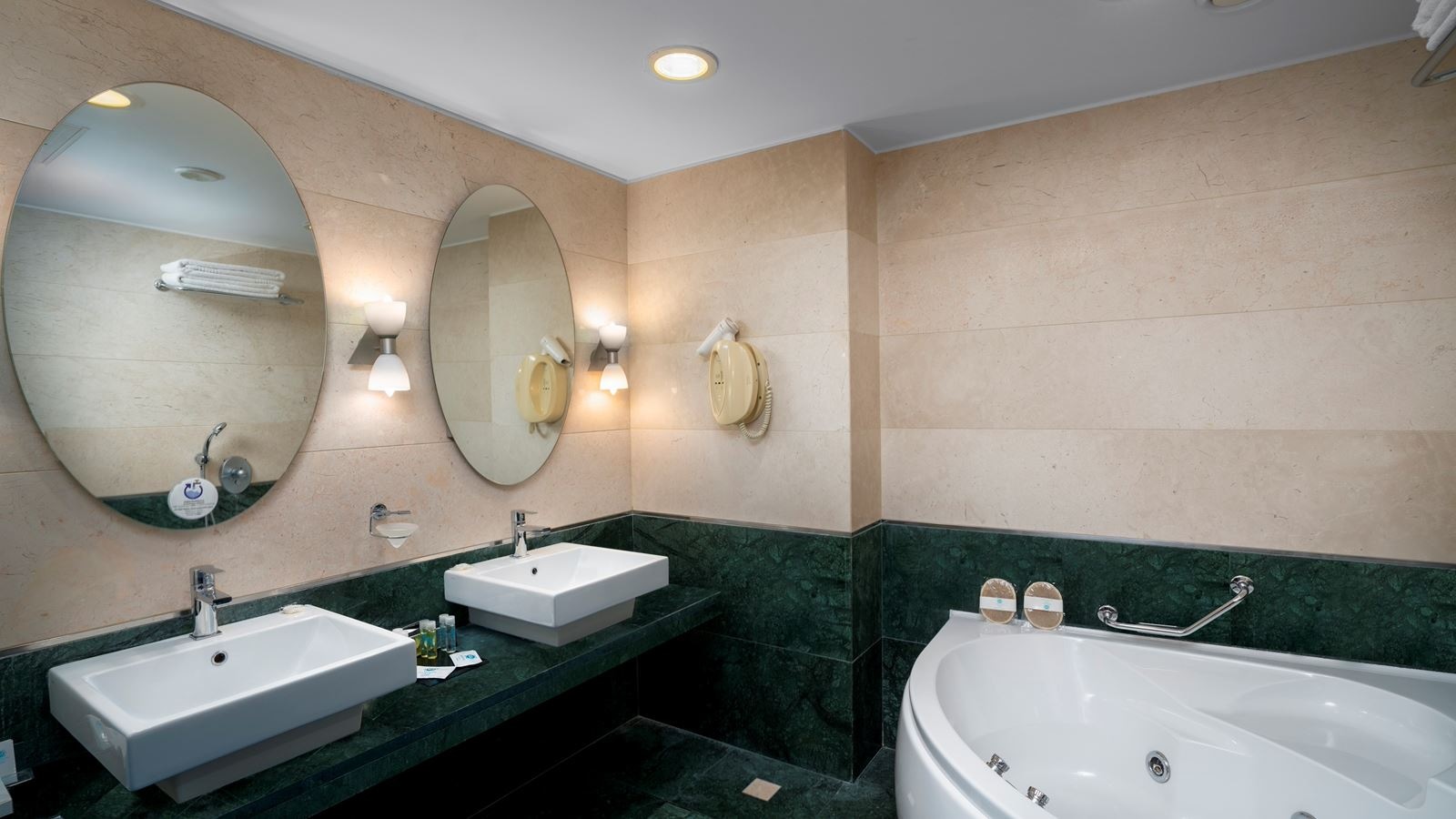 rooms-king-suite