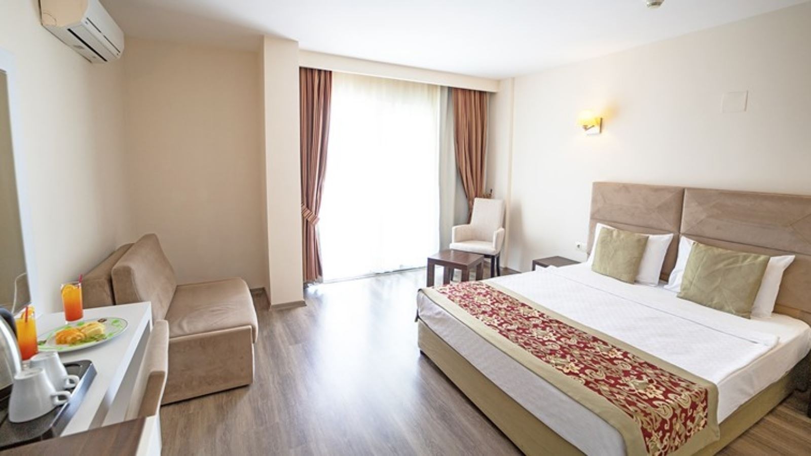 rooms-family-room-anex-building