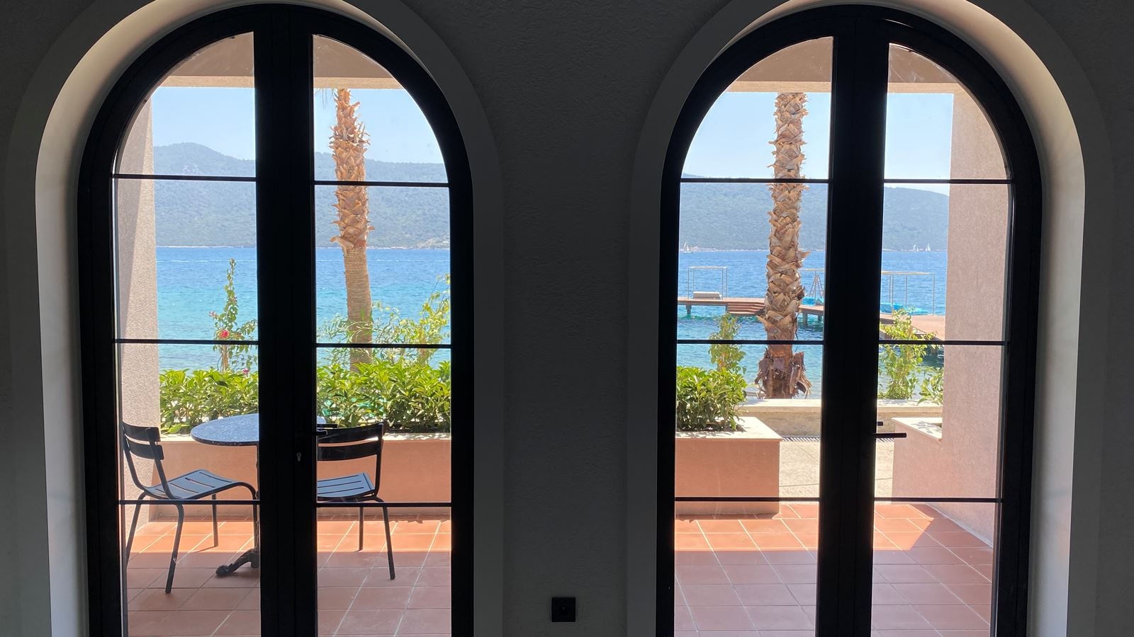 rooms-onebedroom-beachfront-suite