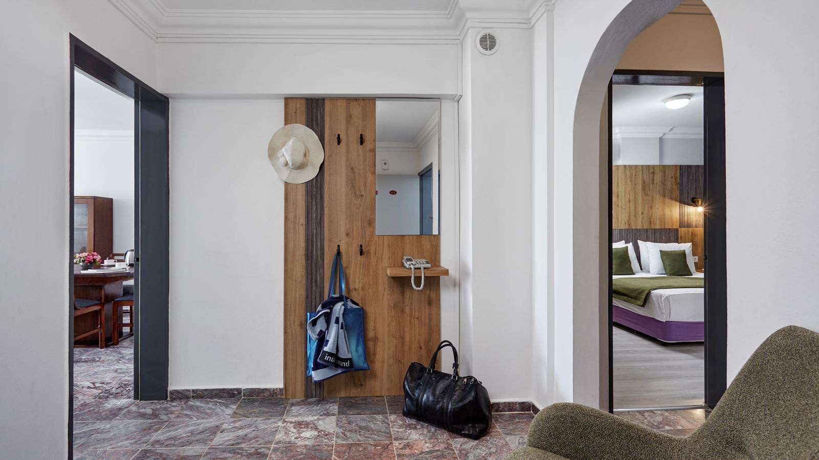 rooms-family-room-2-bedrooms-balcony