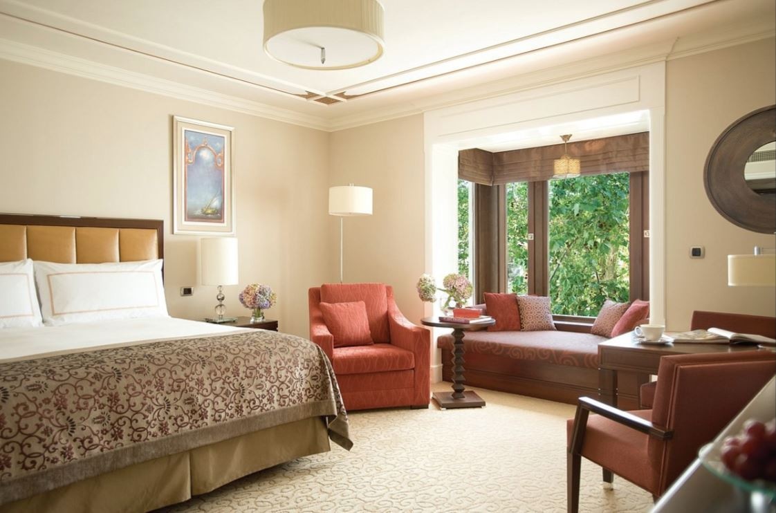 rooms-courtyard-room