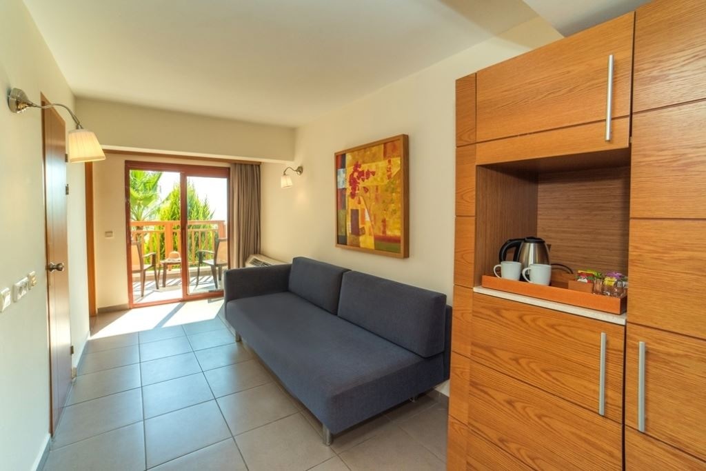 rooms-club-family-2-bedroom-balcony