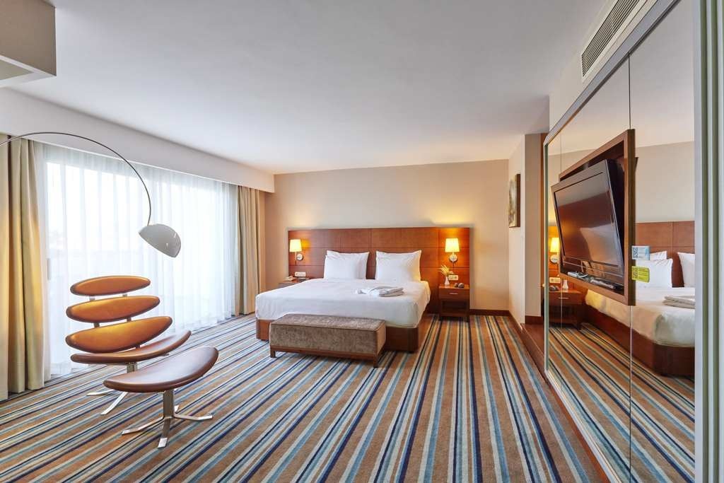 rooms-superior-suite-with-pool-king