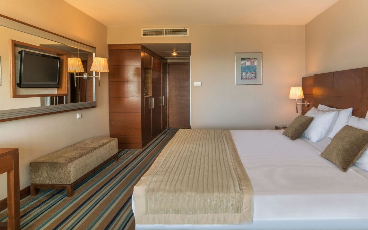 rooms-standard-room-sideseaview-balcony