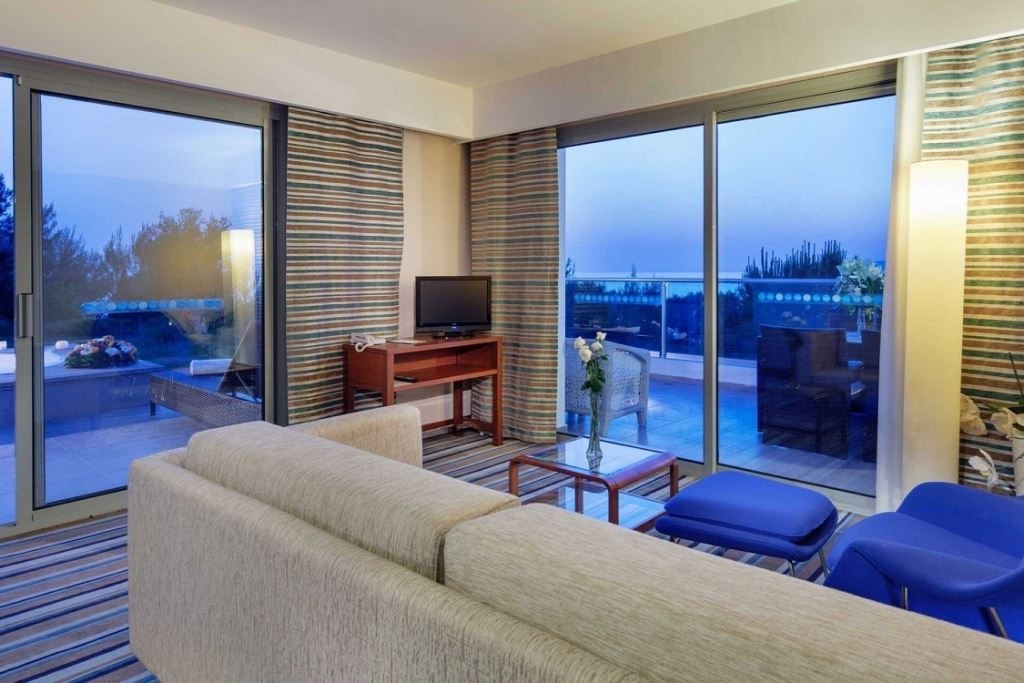 rooms-superior-terrace-suite-room-maxsuit