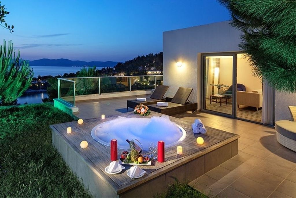 rooms-superior-terrace-suite-room-maxsuit