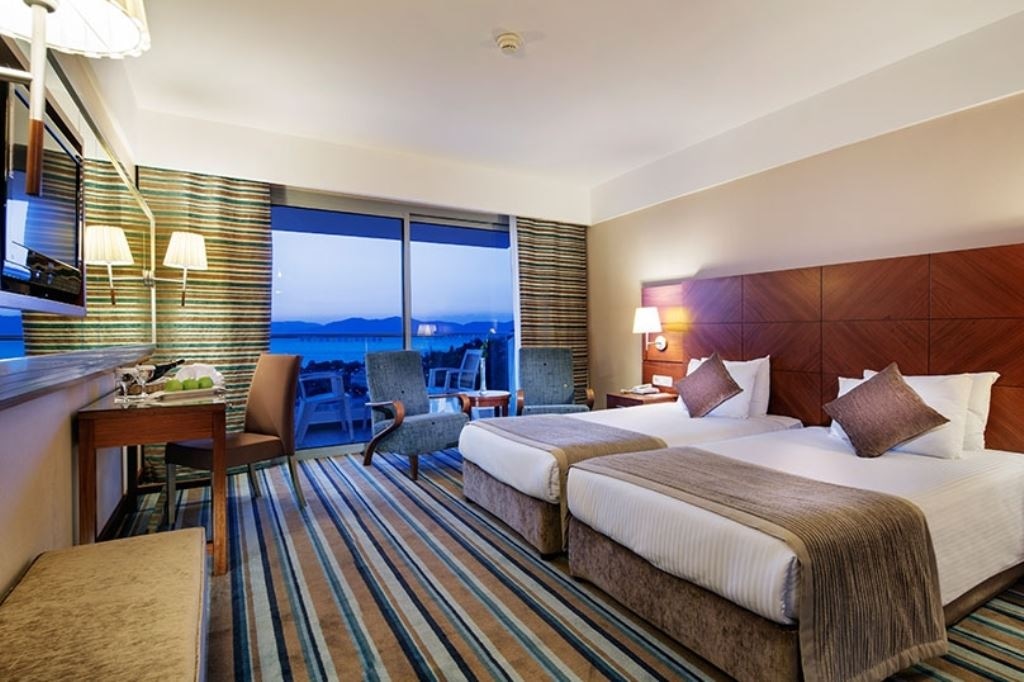 rooms-superior-terrace-suite-room-maxsuit