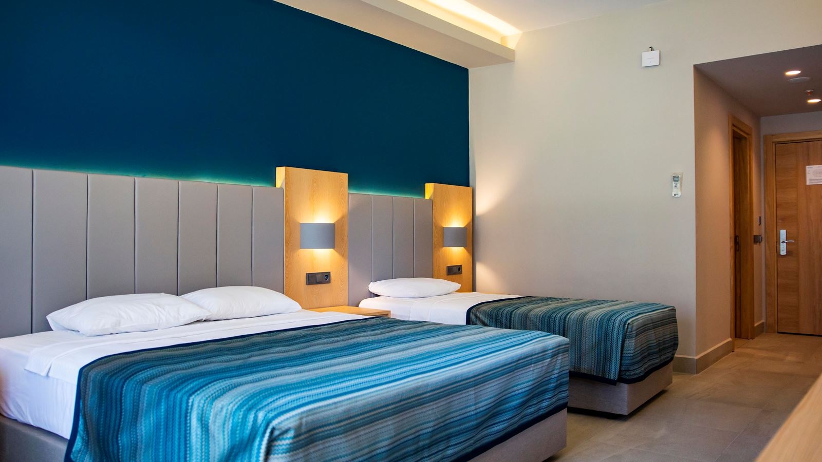 rooms-superior-room-land-view-with-balcony