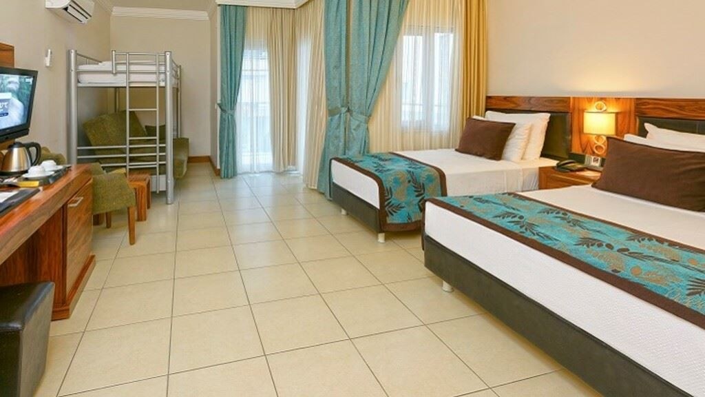 rooms-club-room-with-bunkbed