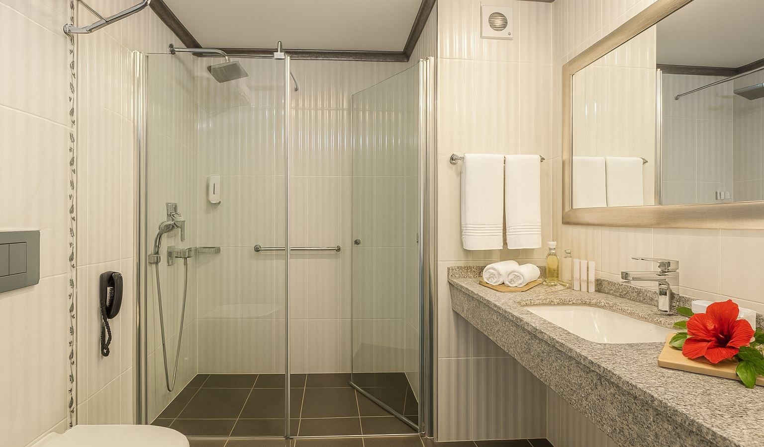 rooms-coral-room