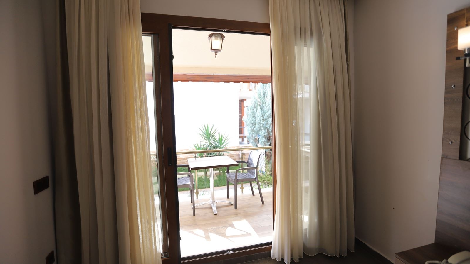 rooms-standard-room-with-balcony