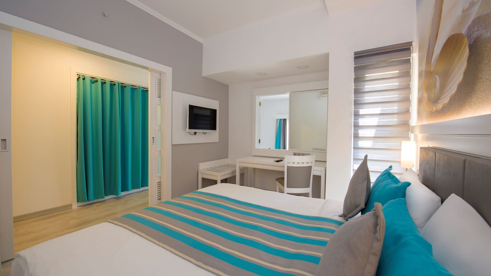 rooms-suite-with-sliding-door