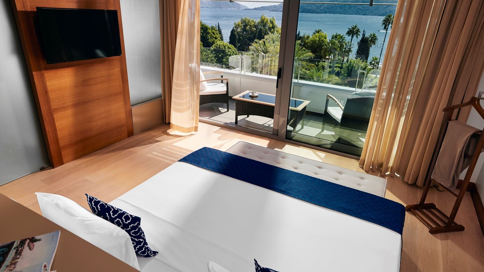 rooms-deluxe-suite-sea-view-room