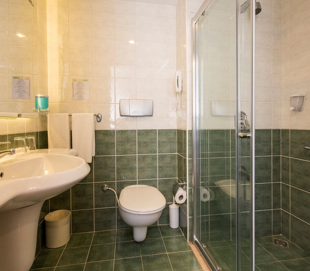 rooms-family-land-view