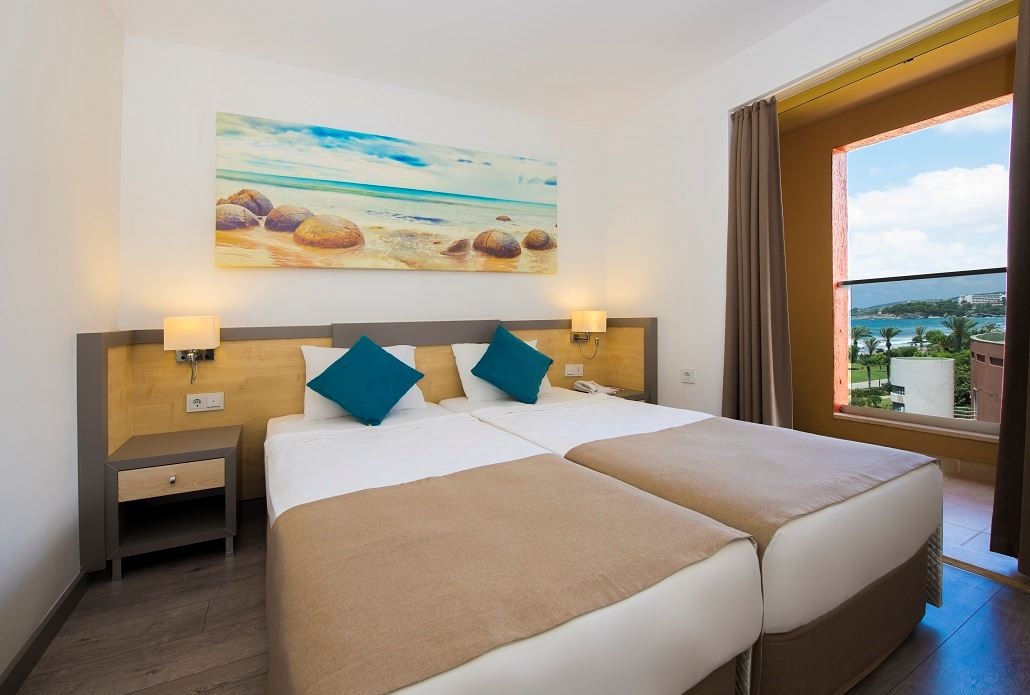 rooms-family-room-lateral-sea-view