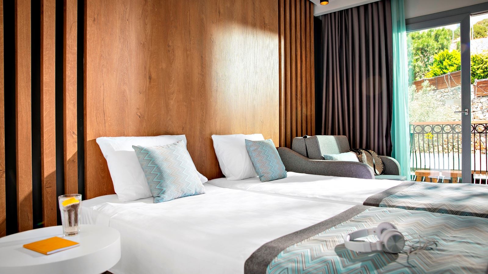 rooms-standard-mainbuilding-with-balcony--garden-view