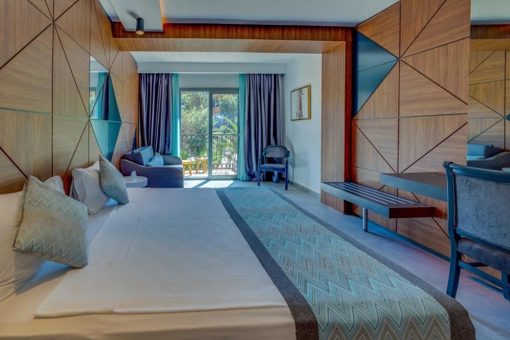 rooms-standard-large-mainbuilding-with-balcony--garden-view