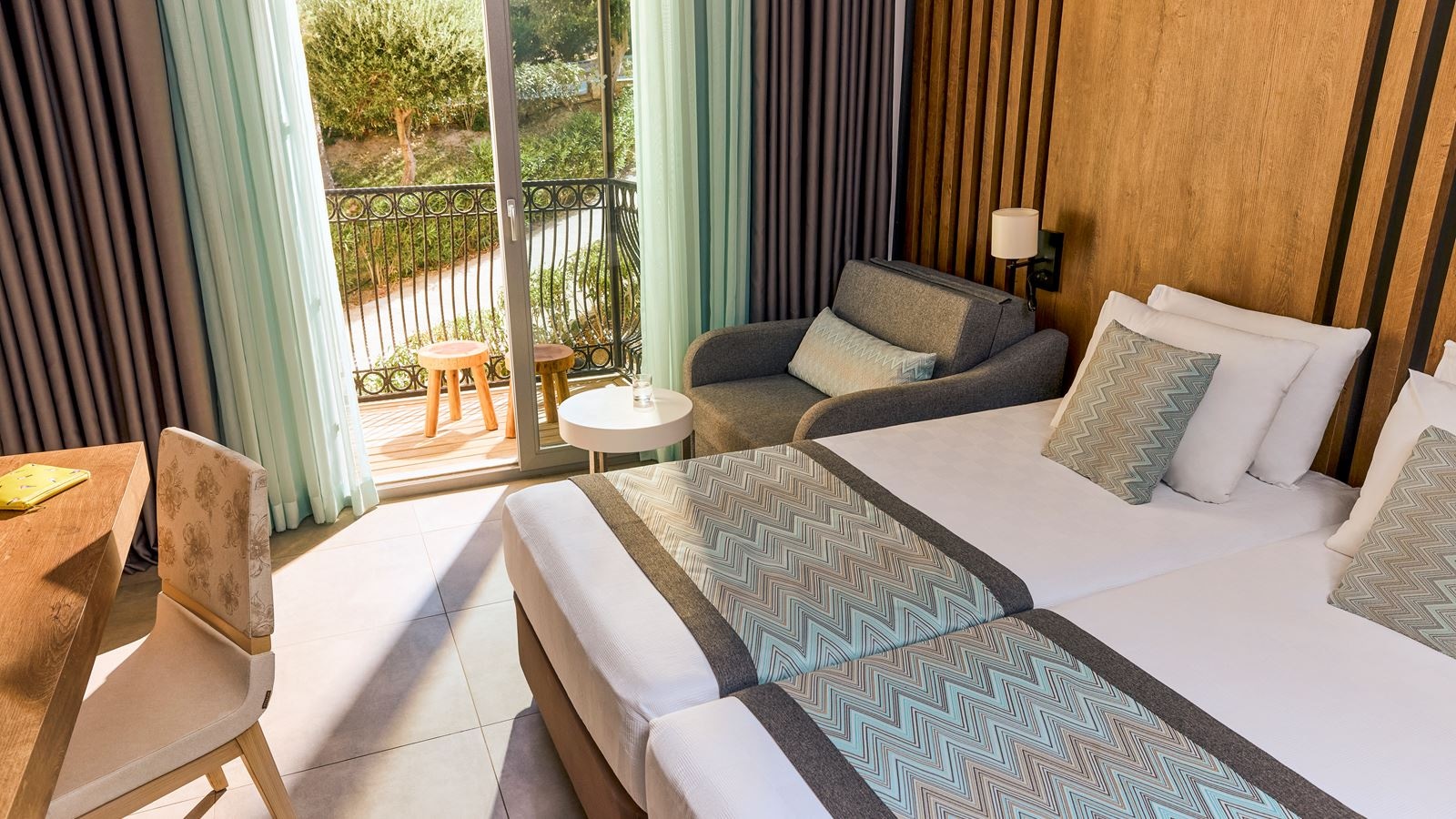 rooms-standard-mainbuilding-with-balcony--garden-view