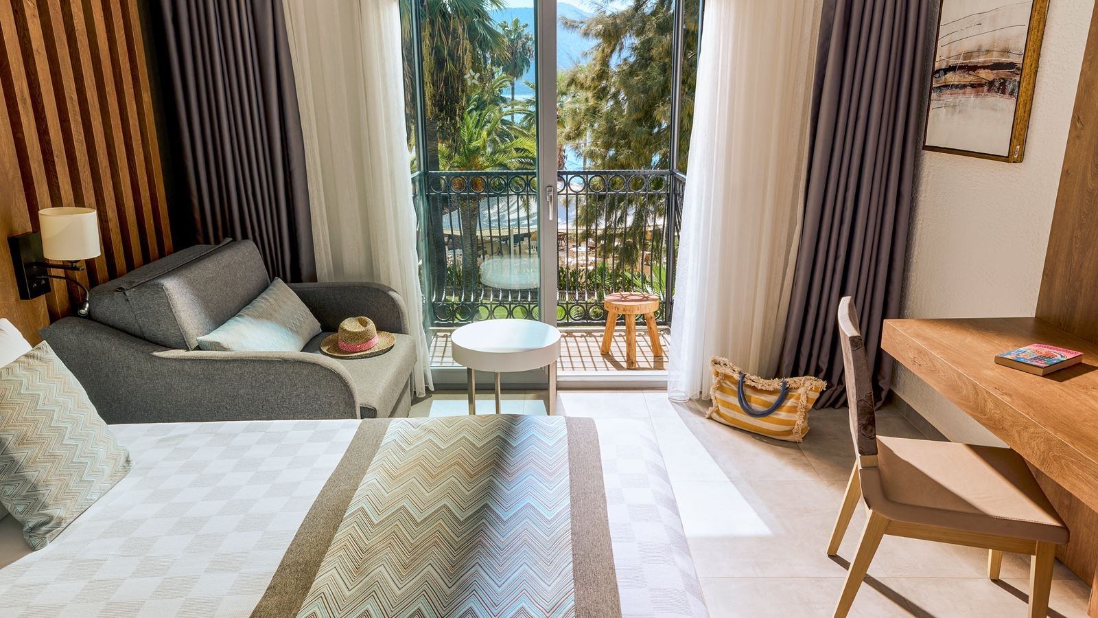 rooms-standard-mainbuilding-with-balcony--limited-sea-view