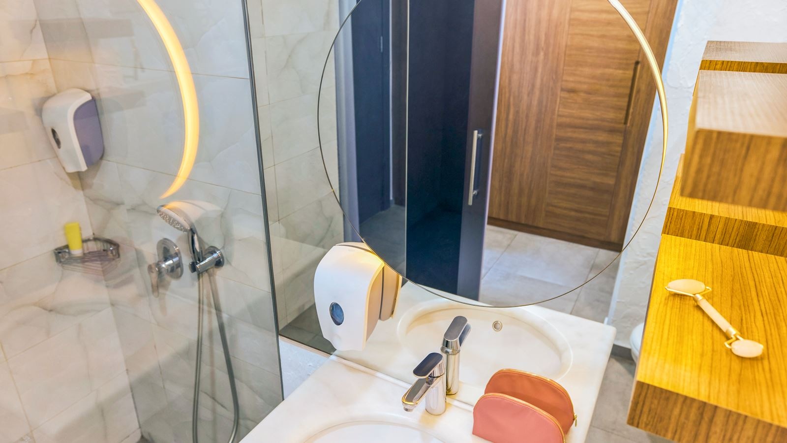 rooms-standard-mainbuilding-with-balcony--limited-sea-view