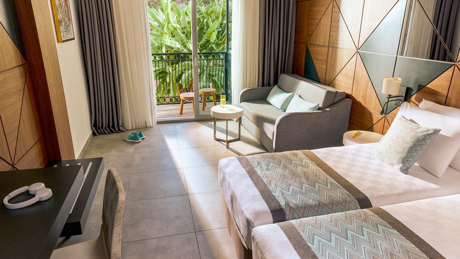 rooms-standard-large-mainbuilding-with-balcony--garden-view